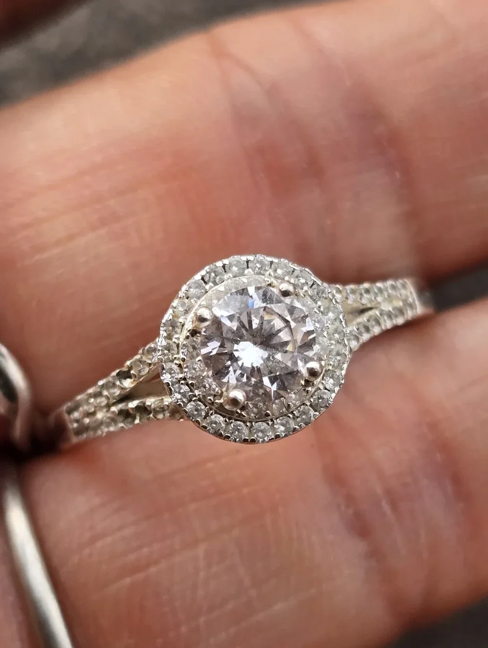 Classic sparkling CZ diamond oval halo split shank 925 sterling silver adjustabl